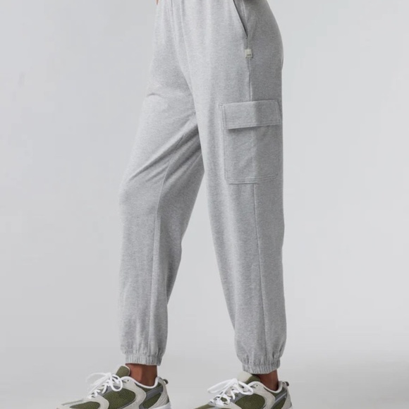LIKE NEW! Women's Vuori Boyfriend Gray Cargo Jogger - SMALL - Picture 1 of 8